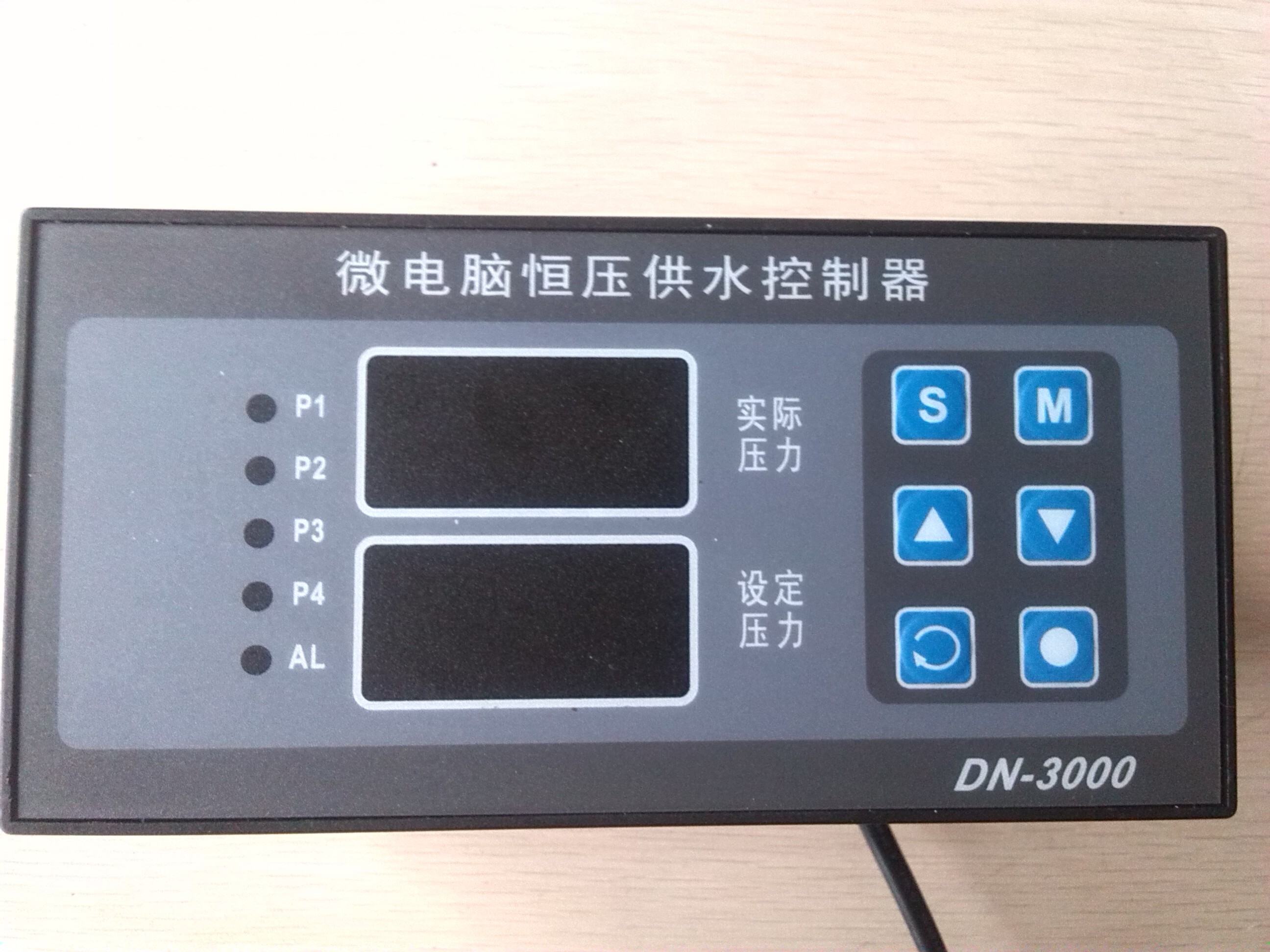 * 智能识别电机参数,无须异步电机参数辨识,在线实时调整. *采用滑差频率矢量与电流矢量控制原理,并融入智能控制技术. *ARM+DSP高度融合,嵌入LSI LOGIC以数字I/O,D/A,A/D ,RS-232,422/485通讯,DMCL语言编译器,电机矢量控制高速运算器,开放的ROM和RAM,实时操作系统,提高系统的性能和可靠性,降低功耗和电磁干扰等.